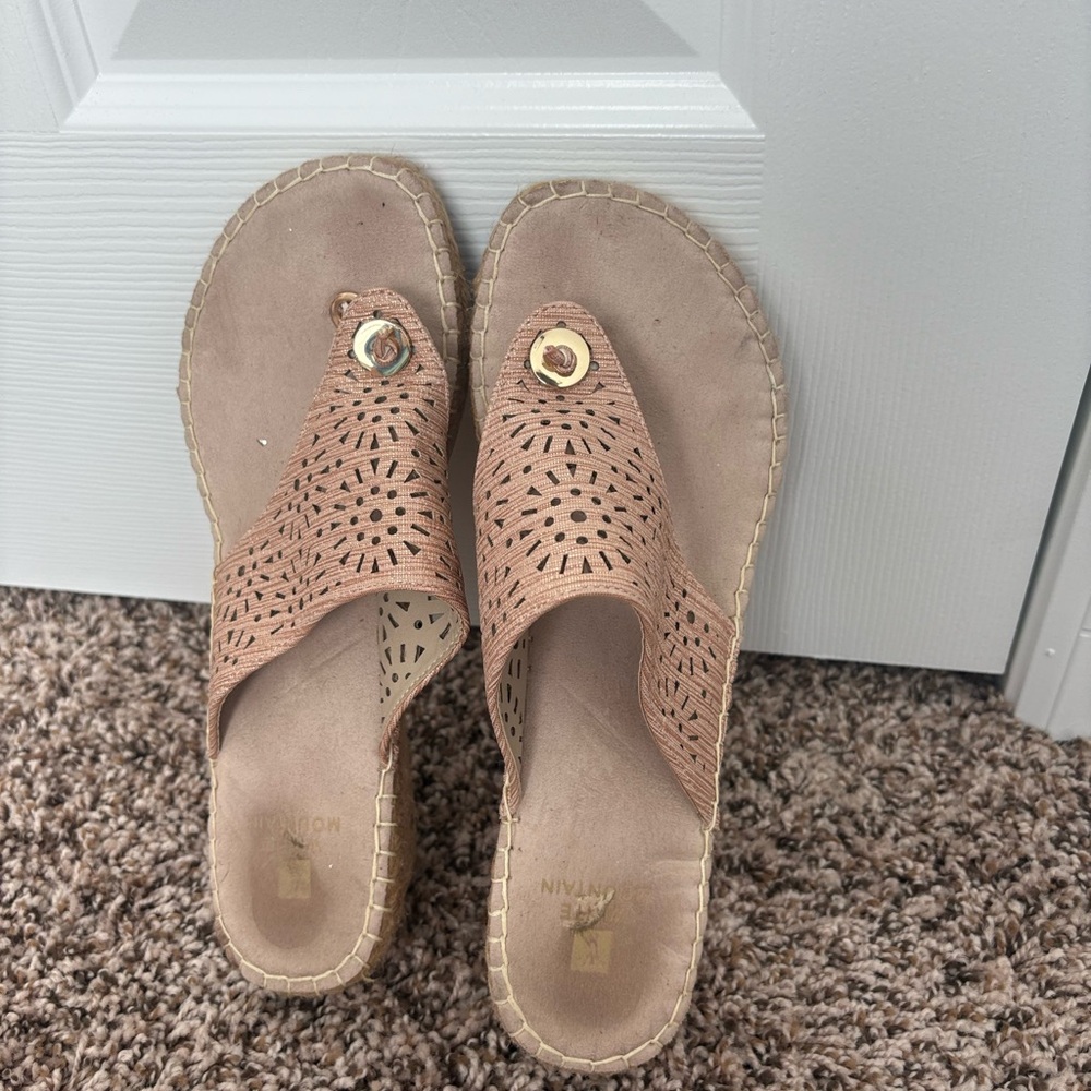 White mountain sandals  size 9